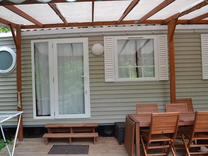 Camping Le Barutel - Mobilheim 6 personen - Mobilheim 3 Zimmer + überdachte Terrasse in Meyras, Parc naturel régional des Monts d'Ardèche