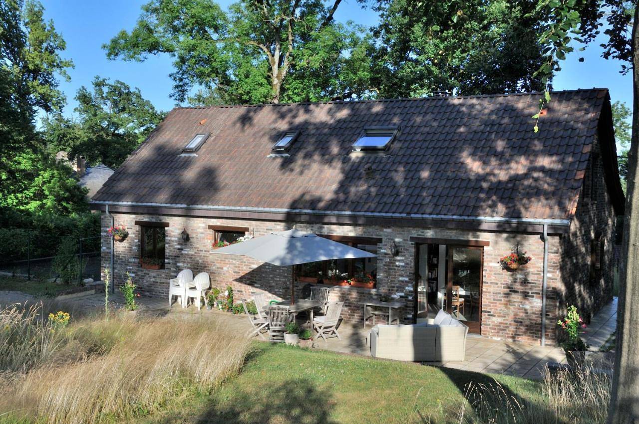 Chambres d'hôte dans une Villa 4 façades - quartier vert et boisé - 5 kms de Namur in Wépion, Namur