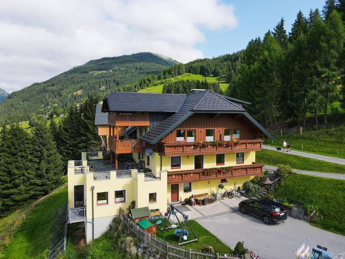 Privatzimmer für 2 Personen, mit Garten und Terrasse sowie Ausblick in Weißpriach