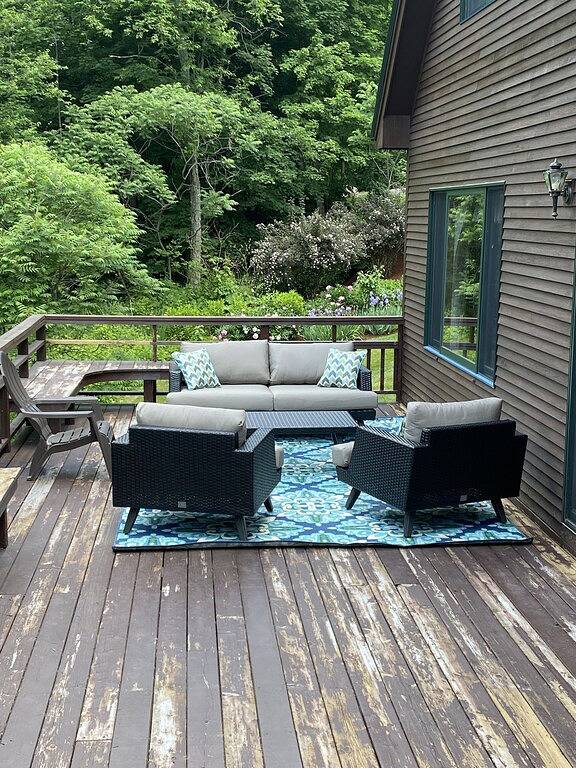 Vacation rental for 8 people, with yard and hot tub as well as balcony, with pets in Stowe