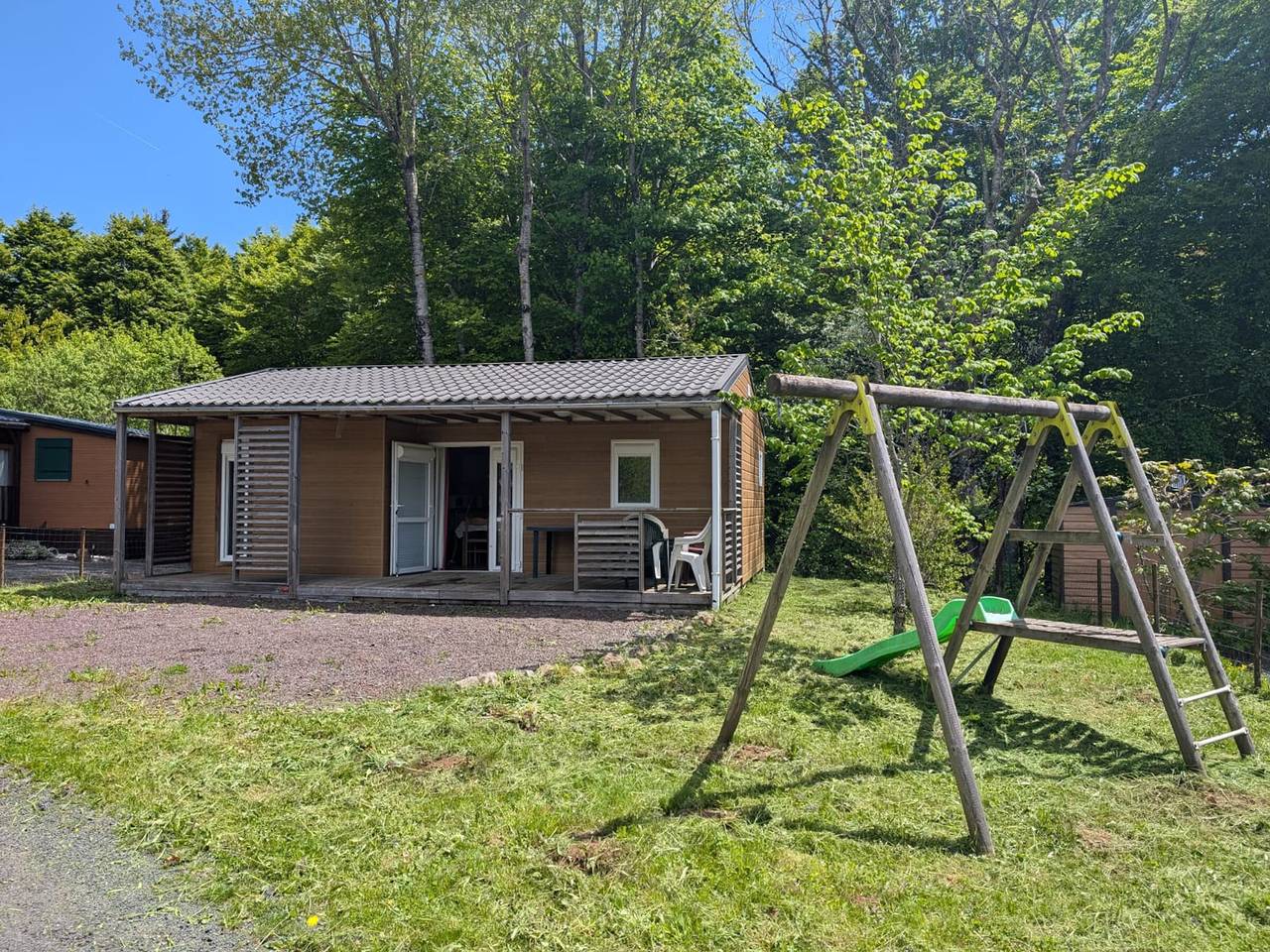 Mobil-home moderne dans la nature d'Auvergne in Égliseneuve-d'Entraigues, Parc naturel régional des Volcans d'Auvergne