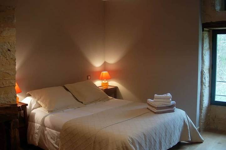 Location de vacances pour 7 personnes, avec terrasse ainsi que jardin et piscine à Salignac-Eyvigues - 2