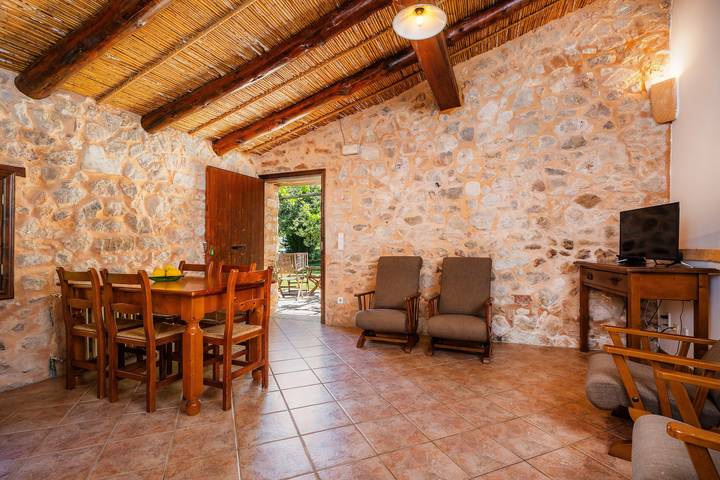 Apartamento entero, Apartamento 'Es Sestador' con vistas a la montaña, piscina compartida y Wi-Fi in San Lorenzo de Cardessar, Mallorca Este