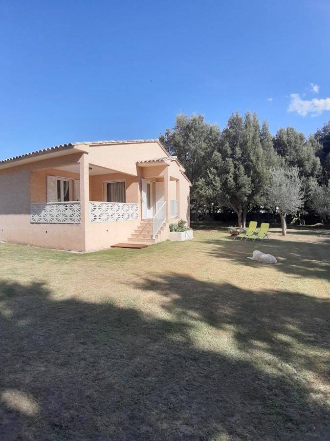 Location de vacances pour 6 personnes, avec jardin et vue à Pietracorbara