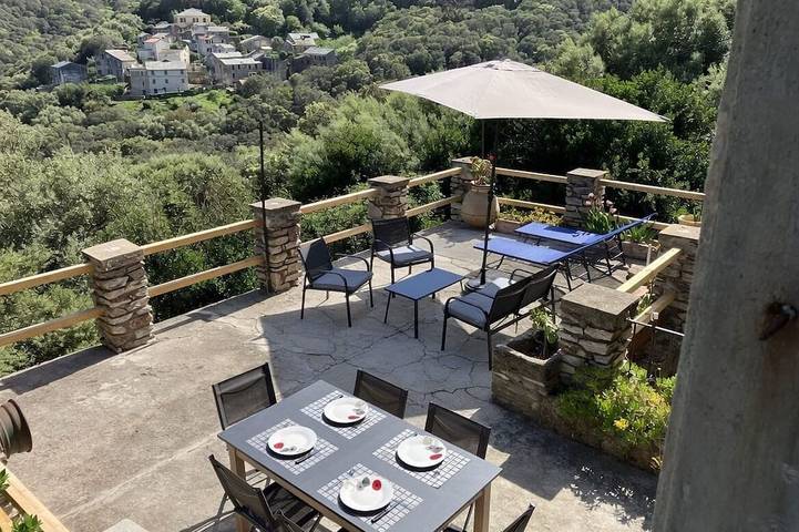 Location de vacances pour 7 personnes, avec terrasse à Ersa