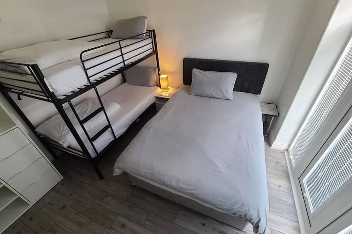 Gatwick Stay: Quick, Comfortable, and Convenient for Your Travels!.-15 guests. in Crawley, Sussex de l'Ouest