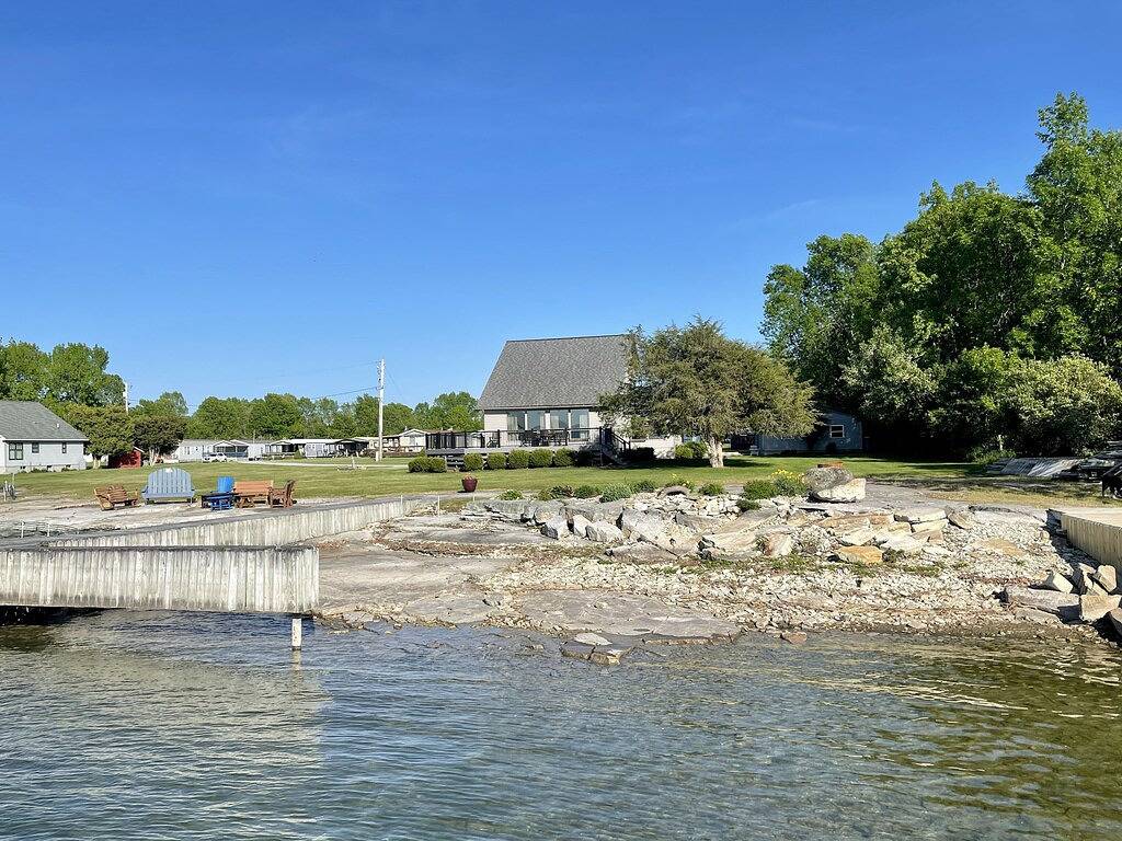 Waterfront - Erstaunliche Ansicht des Flusses und Dampfschiffe mit Dock. in Jefferson County (NY)