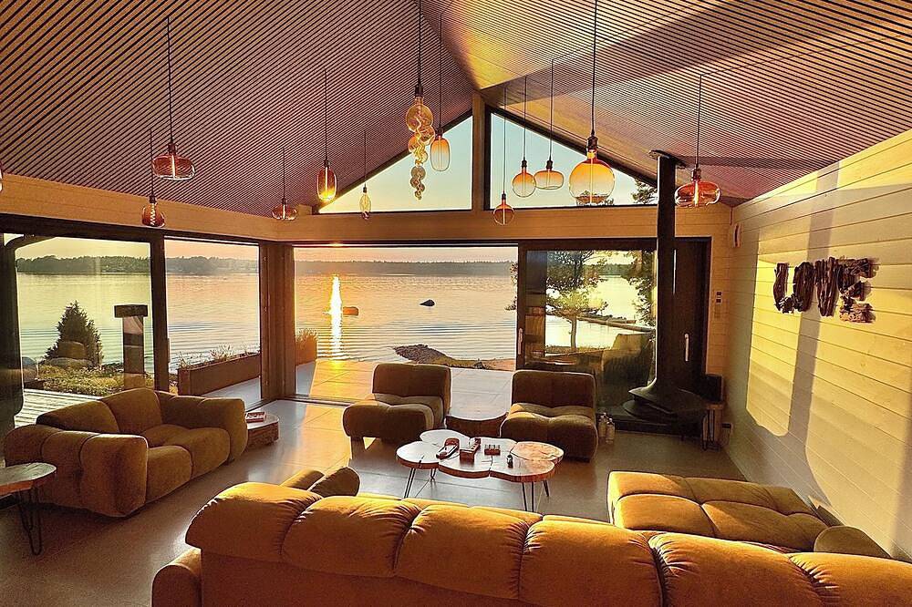 Ferienhaus am See, inklusive Fischerboot, 20 m vom Privatstrand entfernt, Sonnenuntergänge. in Bolmen