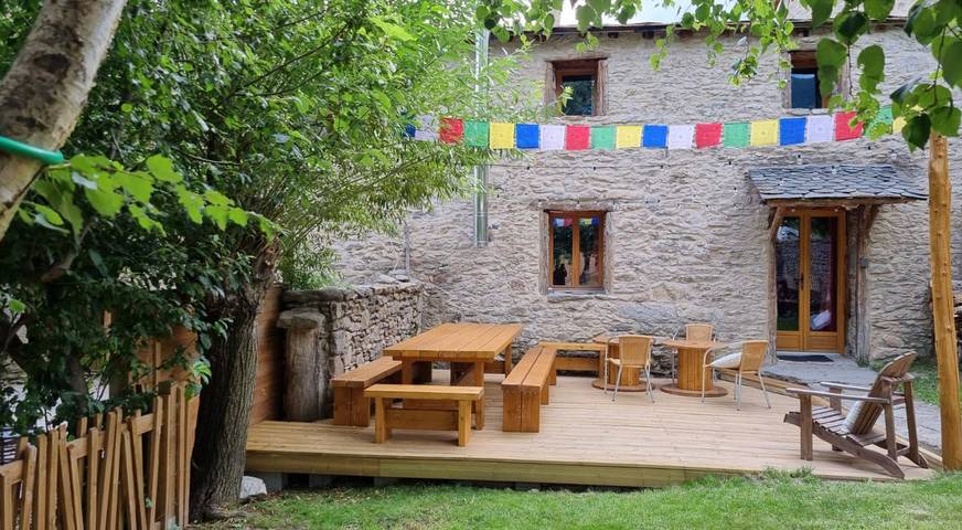 Gîte pour 10 personnes, avec terrasse ainsi que sauna et jardin à Targassonne