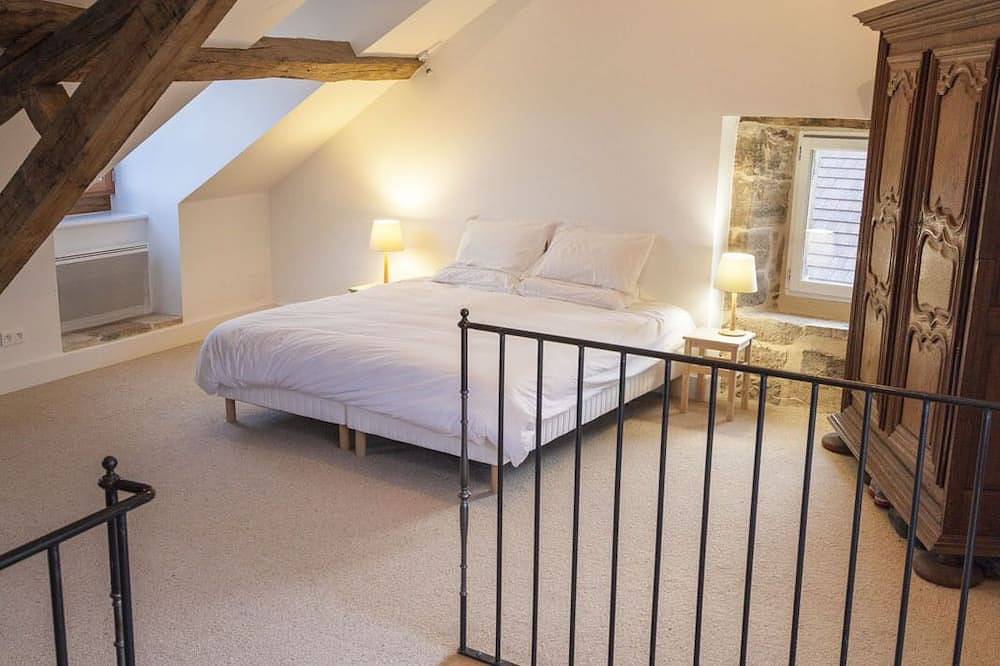 Newly renovated village home with views over the vines of Pommard in Pommard, Beaune region