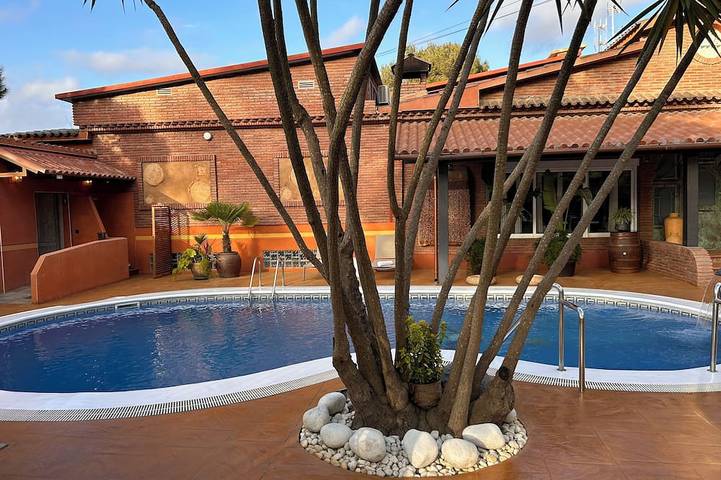Caribbean Home Barcelona - Luxury Private Oasis in Montcada i Reixac, Barcelone l'intérieur des terres