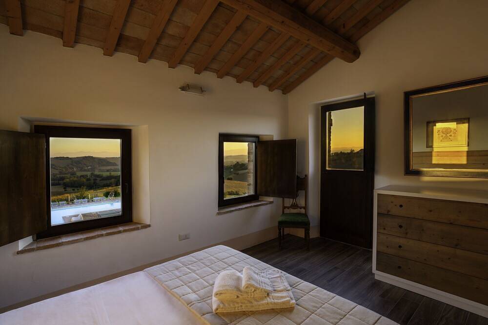 Castagna 110 mq con piscina condivisa in Santa Maria Nuova, Provincia di Ancona