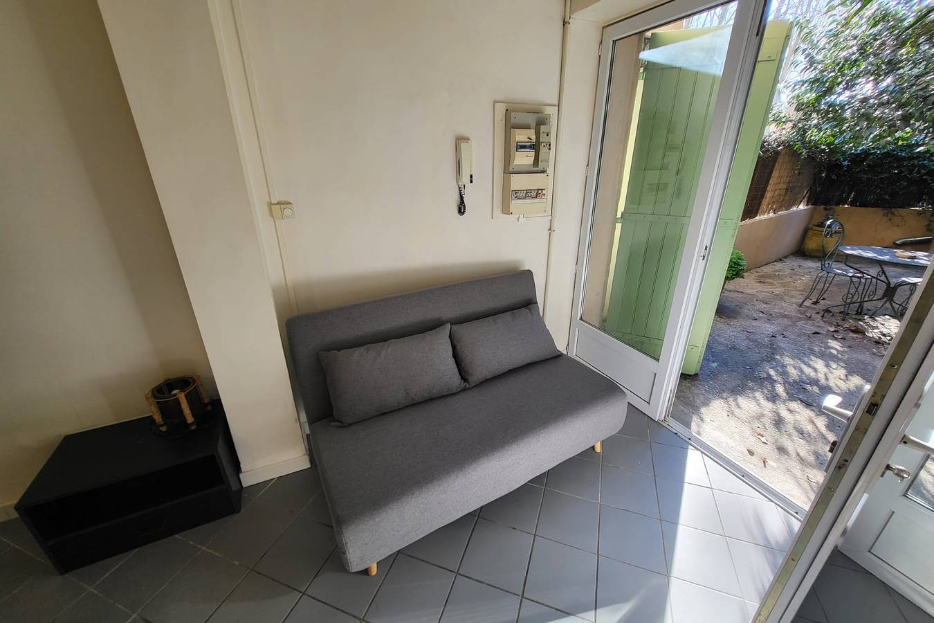 Estudio entero, Studio of 24m² with small patio in Aviñón, Vaucluse