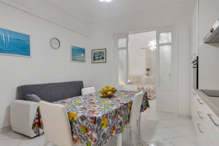Appartamento intero, GuestHost - ★Dimora del Delfino Curioso★ due passi dal centro! in Lecce, Provincia di Lecce