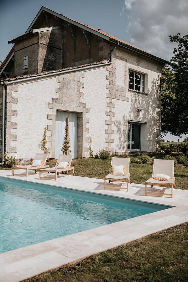 Cottage pour 2 personnes, avec terrasse et piscine à Lussac