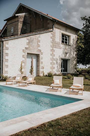 Chambre d’hôte pour 3 personnes, avec terrasse et piscine à Lussac