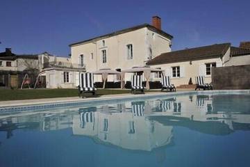 Location de vacances pour 18 personnes, avec jardin ainsi que sauna et jacuzzi à Saint-Saud-Lacoussière