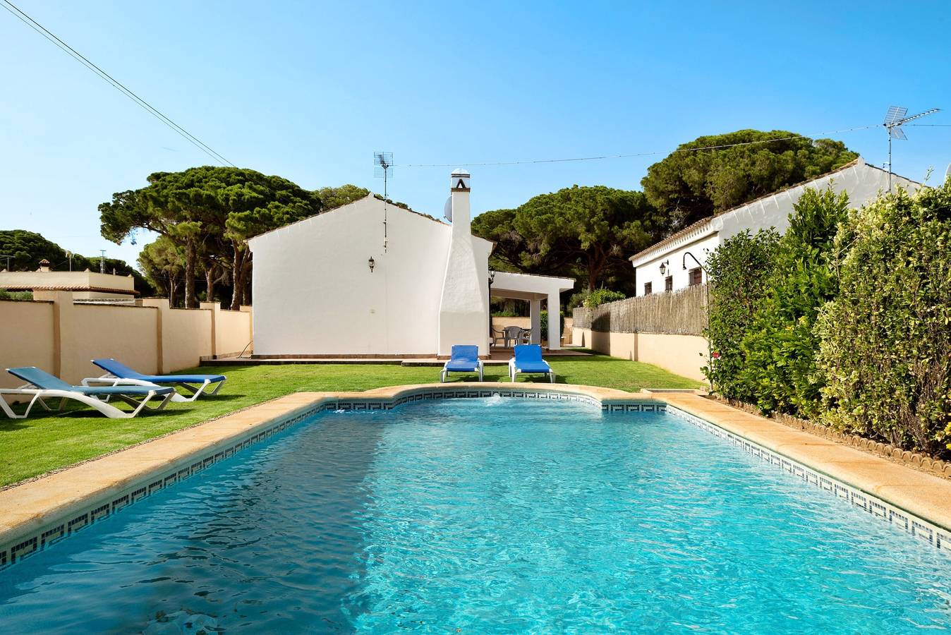 Villa Perez Zara 1 con piscina, jardín y Wi-Fi in Conil de la Frontera, Costa de la Luz
