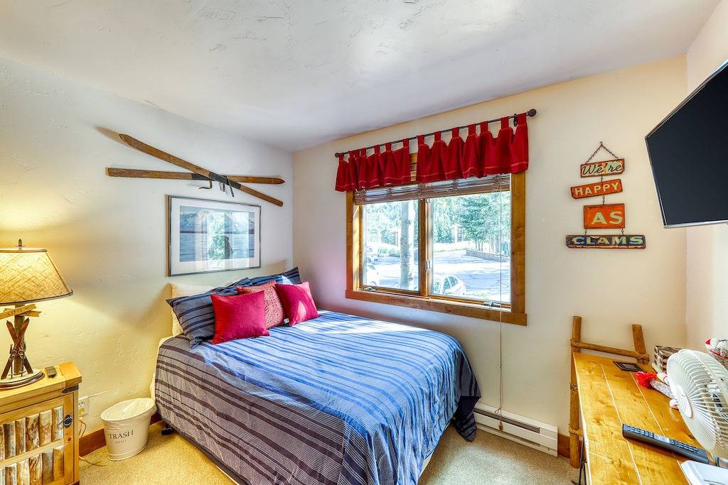 Ganze Wohnung, Hochwertige Wohnung auf Shuttle-Strecke nach Vail mit voll ausgestatteter Küche, Gemeinschaftspool und Tennis in Bighorn, Vail