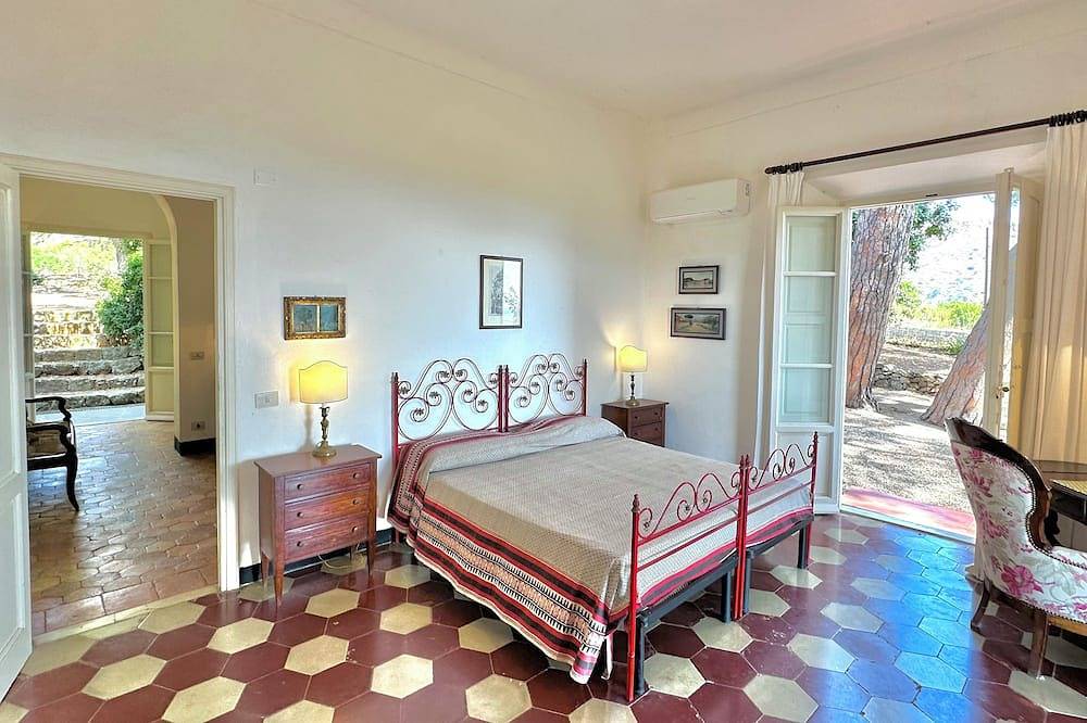 Villa con piscina privada,solarium, A/C, Wi-Fi y excelente vista al mar in Porto Azzurro, Elba