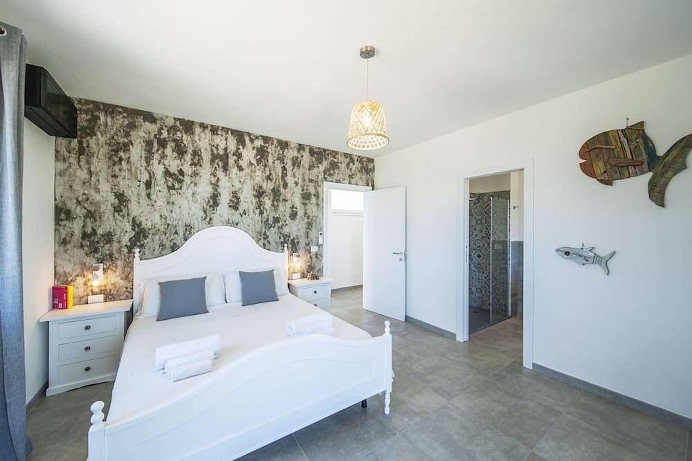Luxury sea-view villa with private pool – 4 bedrooms, sleeps 8 in Eden Beach, Sorso