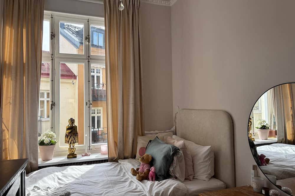Ganze Wohnung, Classic Stockholm Apartment with High Ceilings & Balcony - Heart of Odenplan in Norrmalms stadsdelsområde, Stockholm