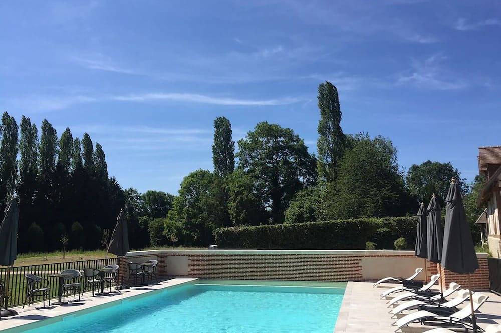 Fun and Adventure Stay in Normandy Manor w/ Outdoor Play Space, Pool & Gardens in Canapville, Région de Lisieux