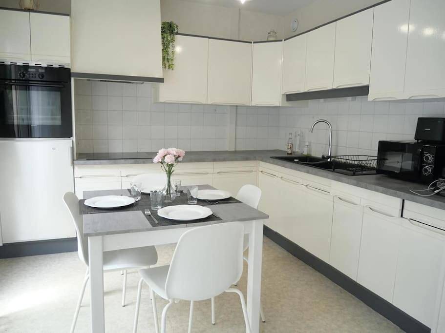 Appartement entier, One-Bedroom Apartment in Riom, Parc naturel régional des Volcans d'Auvergne