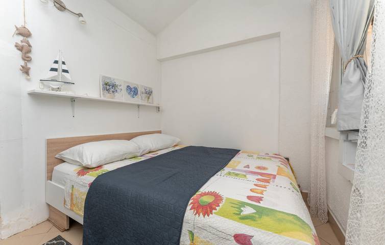 Ganze Ferienwohnung, Gemütliches Apartment mit Terrasse, 1,5 km vom Strand Pod Vruljom entfernt, mit kostenlosen Parkplätzen in Pakostane, Zadar