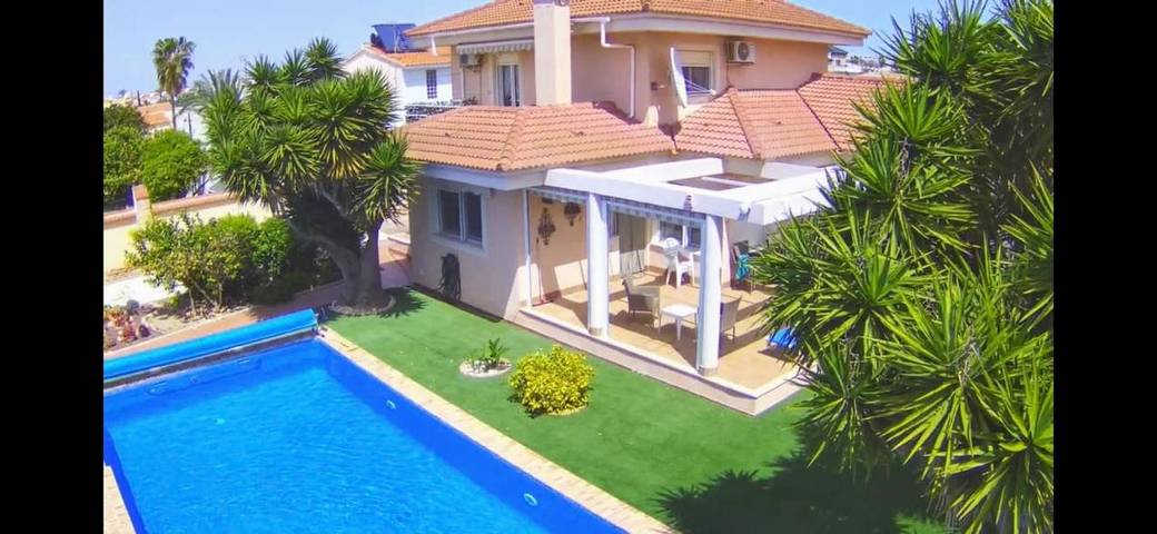 Casa de vacaciones para 9 personas, con Balcón y Terraza además de Jardín y Piscina en La Torreta