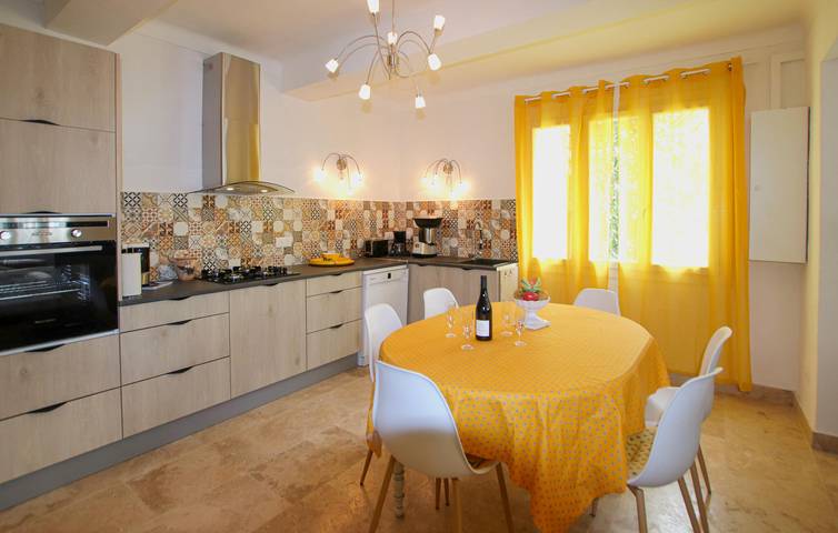 Appartement confortable à Lagnes avec piscine et jardin in Lagnes, Parc naturel régional du Luberon