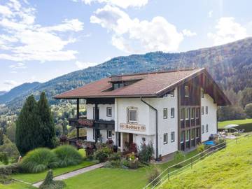 Gîte pour 4 personnes, avec jardin et balcon, adapté aux familles à Treffen