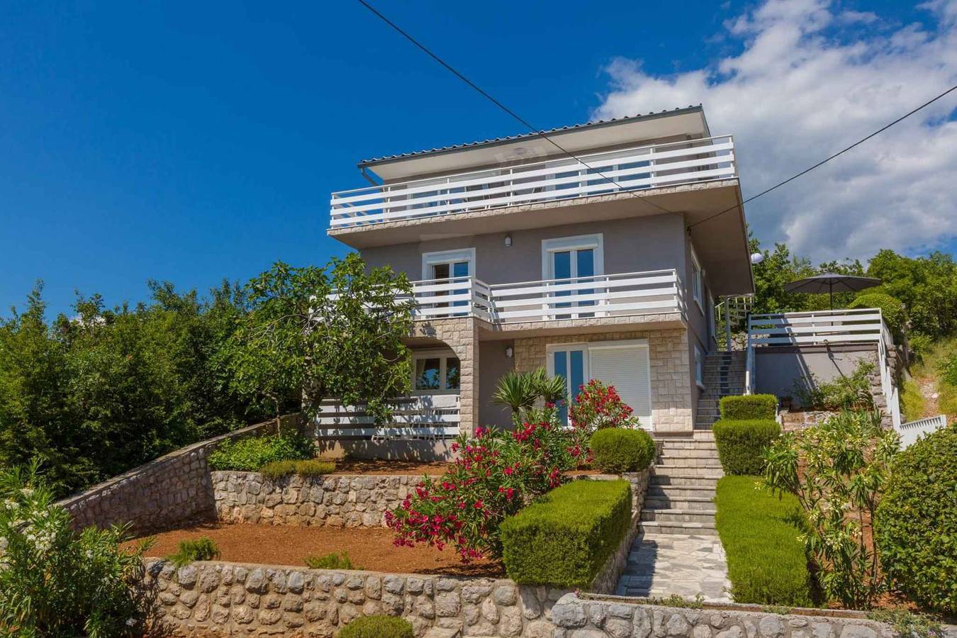 Ganze Ferienwohnung, Ferienwohnung mit Meerblick und Garten zur gemeinsamen Nutzung  in Crikvenica, Primorje-Gorski Kotar