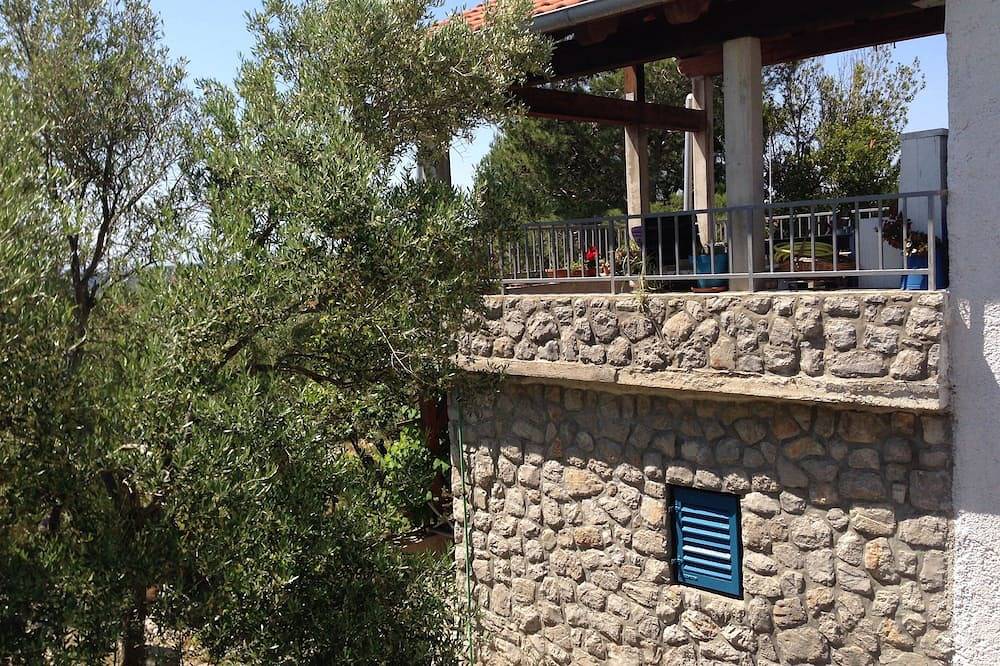 Lili mediterranean studio with a sea view & heated shared pool in Kornic, Krk