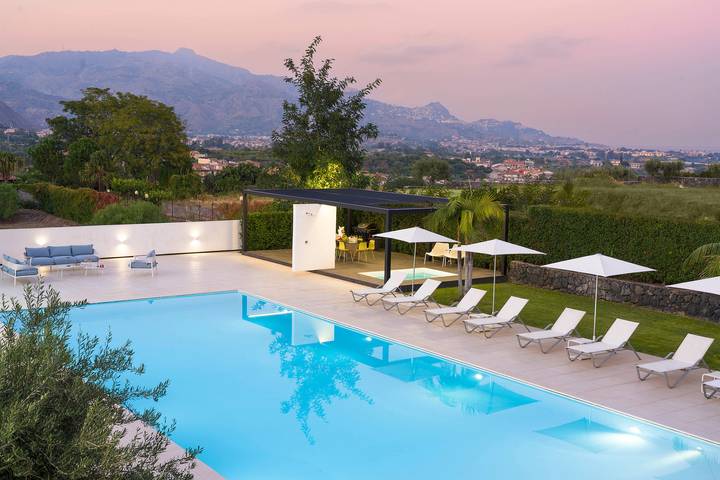 Casa vacanza per 14 persone, con idromassaggio e giardino nonché sauna a Fiumefreddo di Sicilia