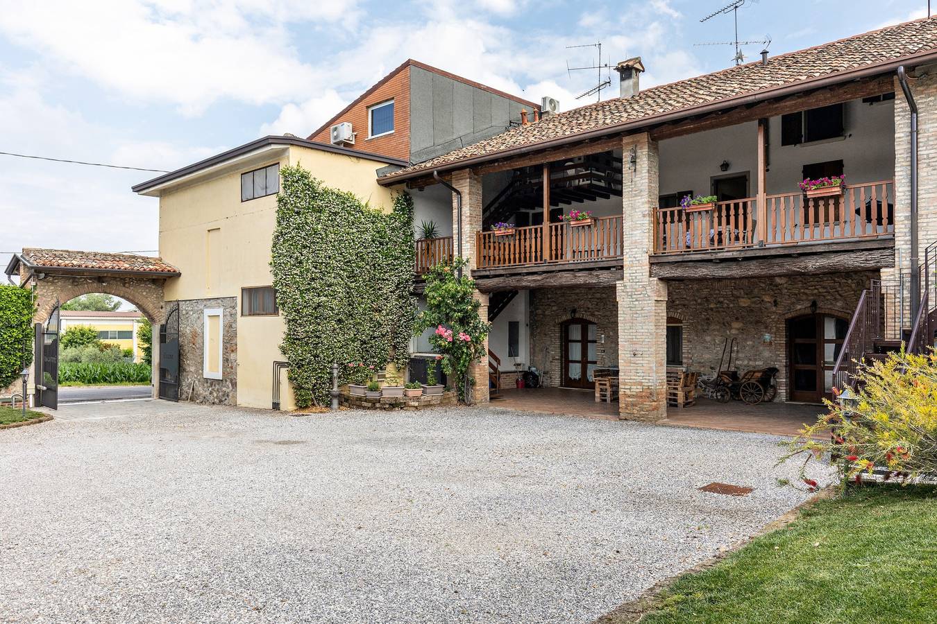 Entire apartment, Holiday Apartment "Cascina Raperonzolo" with Private Terrace, A/C & Wi-Fi in Lonato del Garda, Brescia Province