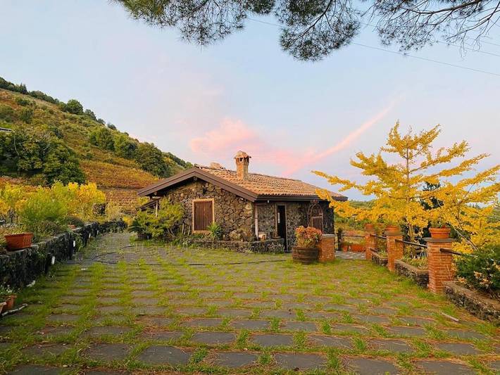 Chalet per 4 persone, con giardino e panorama, con animali domestici sull' Etna