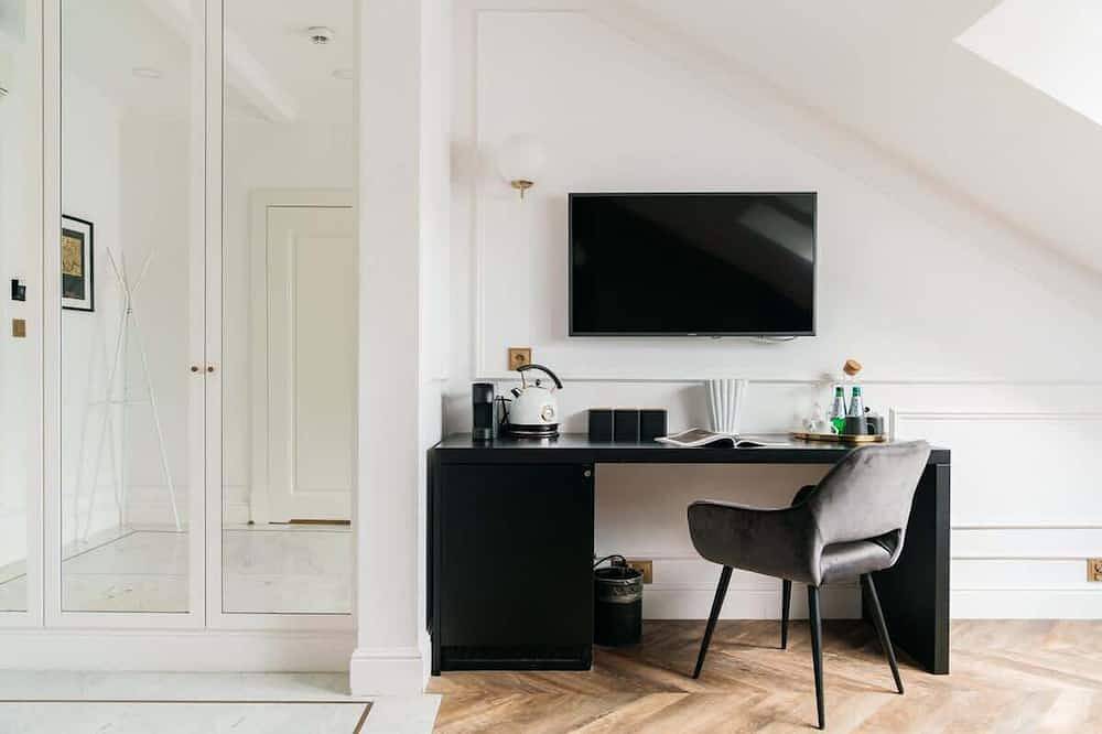 Entire apartment, Deluxe single room with a view of the Old Town in Cracow, Lesser Poland