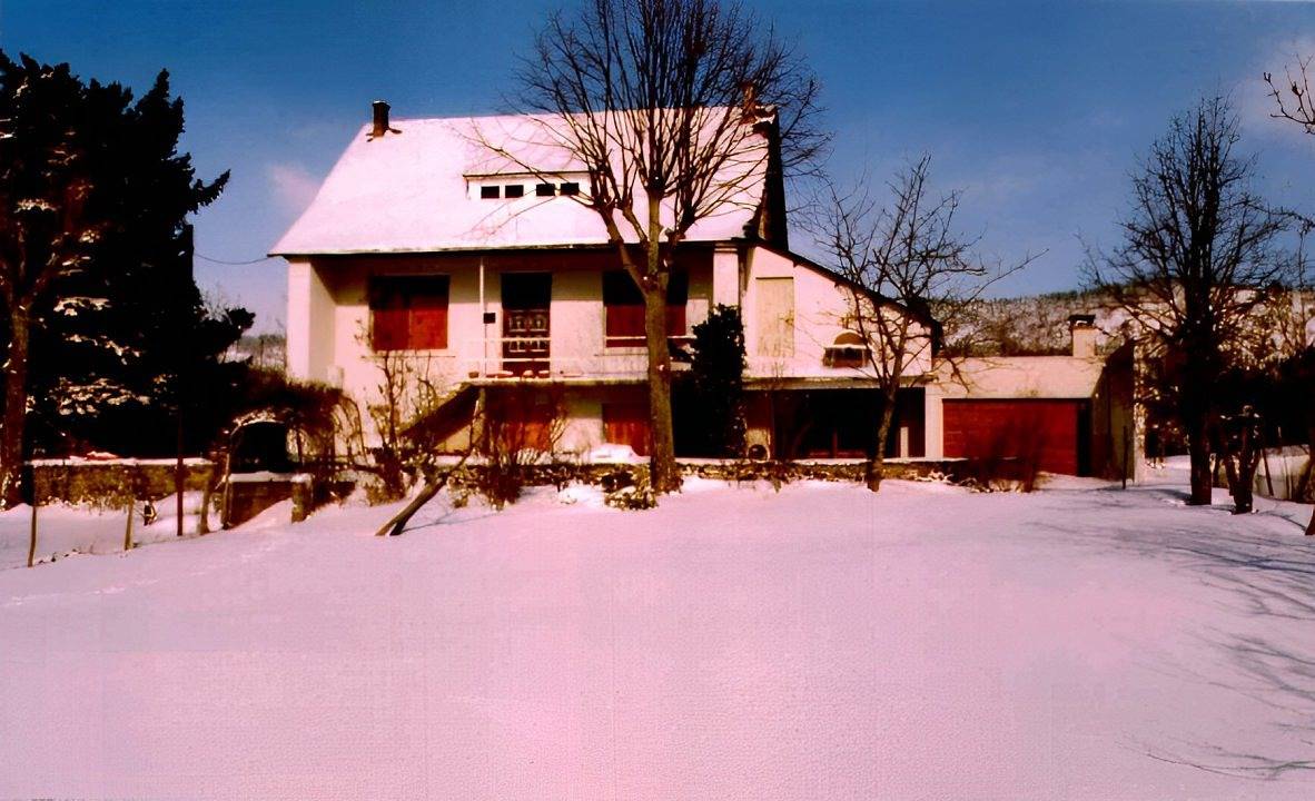 Gîte de groupe au pied du château in Murol, Parc naturel régional des Volcans d'Auvergne