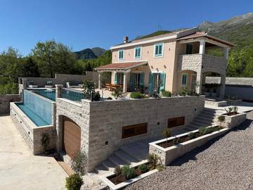 Villa für 2 Personen, mit Pool und Garten sowie Whirlpool in Montenegro