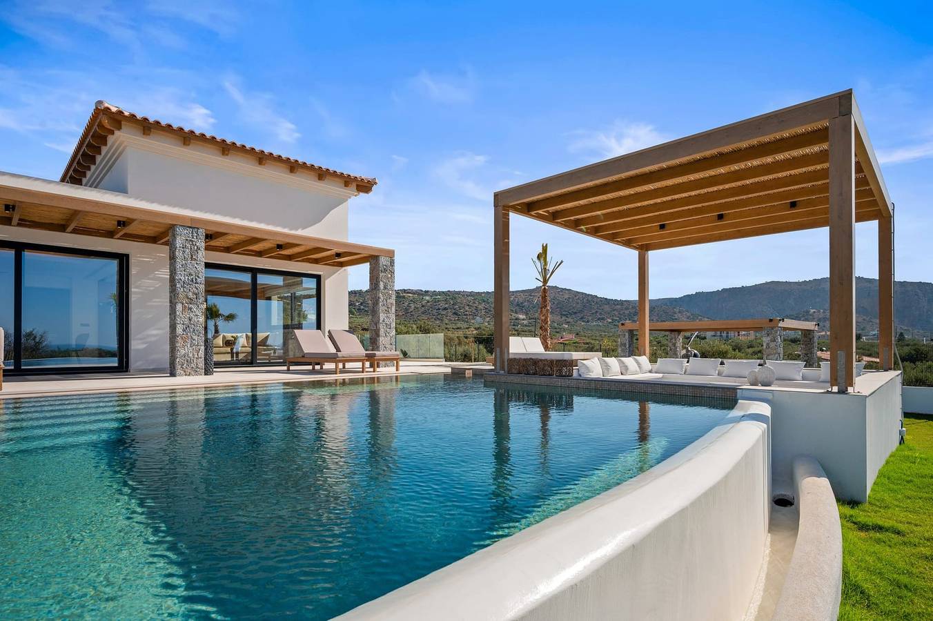 Dazzling Hersonisos Villa | Villa Irida | 4 Bedrooms in Iraklio-Heraklion en omgeving