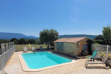 Chambre d’hôte pour 4 personnes, avec piscine ainsi que terrasse et jardin à Apt