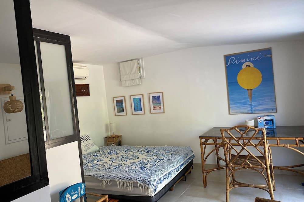 Charmante bergerie et ses annexes/ piscine à 2 pas de la mer. Animaux acceptés in Roquefort-les-Pins, Cannes region