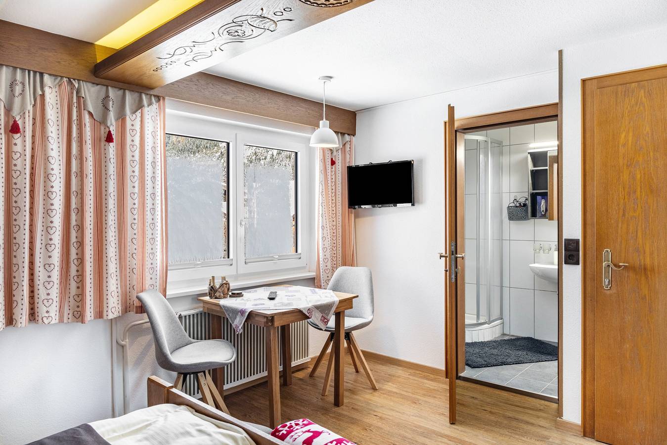 Zimmer '15' mit Bergblick, gemeinsamer Terrasse und Wlan in Nesselwängle, Außerfern