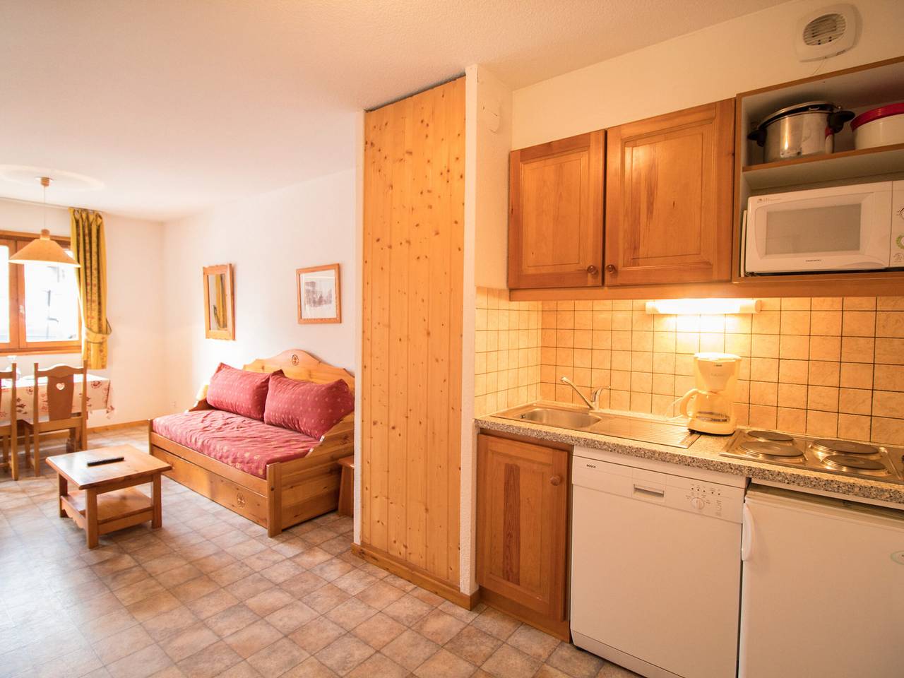 Entire apartment, Cozy apartment with parking, sleeps 4, near shuttles in Aussois in Aussois, Saint-Jean-de-Maurienne region
