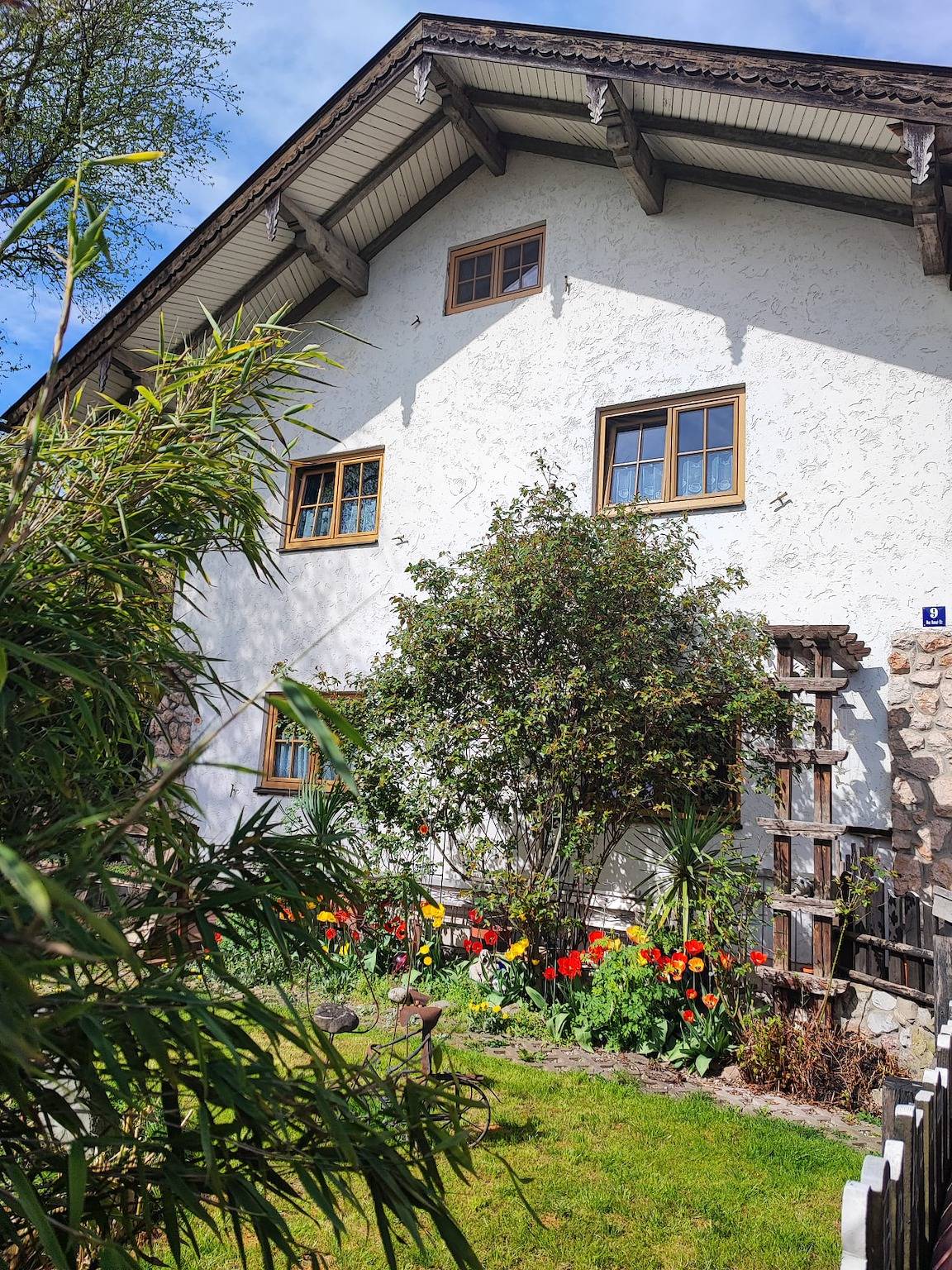 Ganze Ferienwohnung, Ferienwohnung beim Maler Gandi - Ferienwohnung zum Wohlfühlen mit Schwedenofen und gemütlicher Wohnküche in Kienberg, Landkreis Traunstein