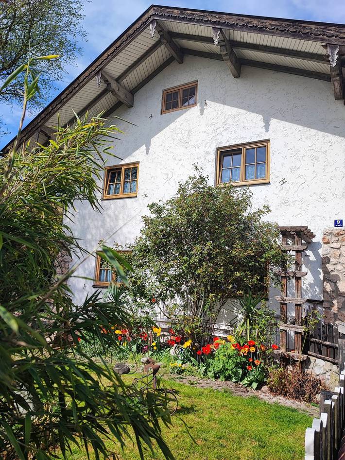 Ganze Ferienwohnung, Ferienwohnung beim Maler Gandi - Ferienwohnung zum Wohlfühlen mit Schwedenofen und gemütlicher Wohnküche in Kienberg, Landkreis Traunstein