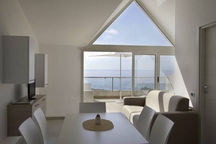 Gîte pour 10 personnes, avec piscine ainsi que vue et terrasse, animaux acceptés à Zambrone - 2