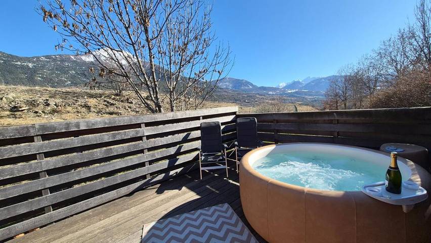Gîte pour 6 personnes, avec piscine ainsi que jacuzzi et terrasse à Châteauroux-les-Alpes - 4