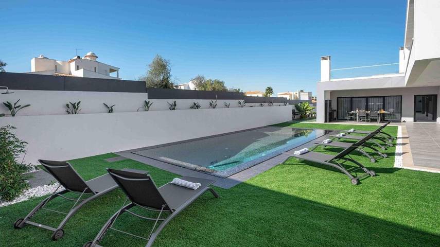 Ferienhaus für 10 Personen, mit Balkon und Whirlpool sowie Terrasse und Garten